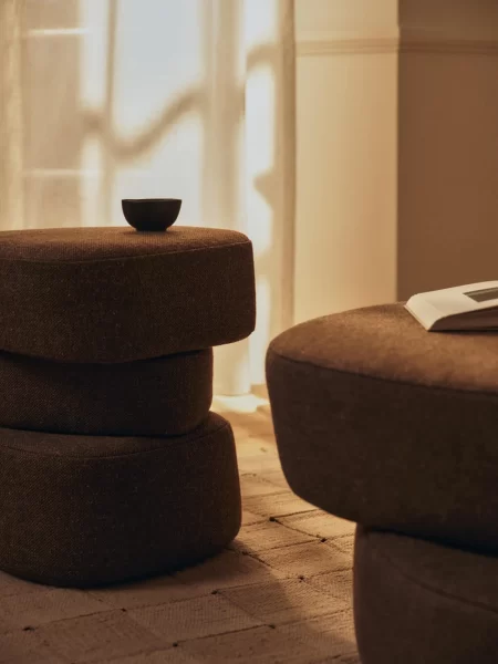 Puff Ferm Living Plyo com formas arredondadas